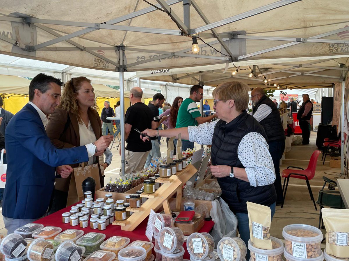Diputación de Badajoz (@dipdebadajoz) on Twitter photo 🎉 ¡Fin de semana grande en #TorredeMiguelSesmero!
La localidad pacense celebró ayer la 9ª Feria del Higo con la presencia del diputado de Desarrollo Rural, Reto Demográfico y Turismo, <a href="/juanmaridelfa/">JUAN MARIA DELFA CUPIDO</a>, y la diputada provincial, Paqui Silva. 🎉 ¡Fin de semana grande en #TorredeMiguelSesmero!
La localidad pacense celebró ayer la 9ª Feria del Higo con la presencia del diputado de Desarrollo Rural, Reto Demográfico y Turismo, <a href="/juanmaridelfa/">JUAN MARIA DELFA CUPIDO</a>, y la diputada provincial, Paqui Silva.