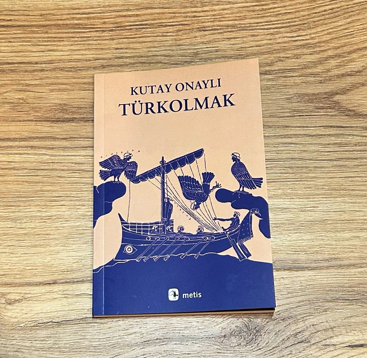 Zamanından seslenen bir şairin evrensel bakışı. 
Çok iyi şiirler. 
Tavsiye ederim.