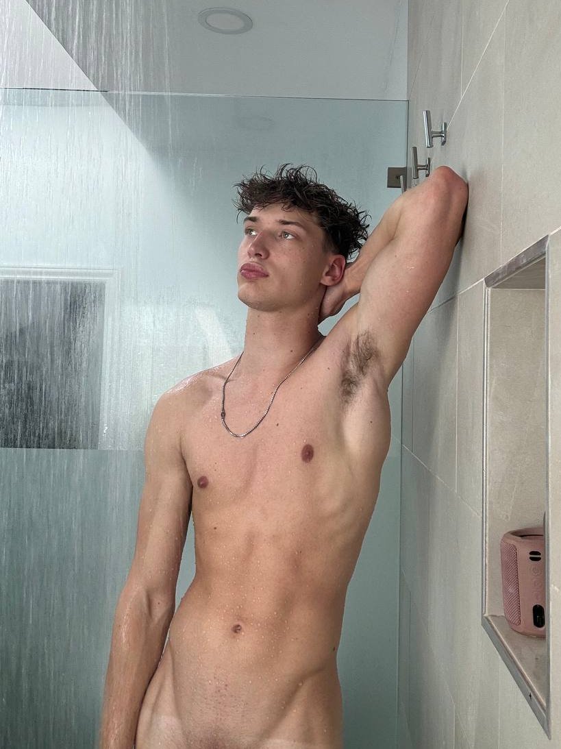 pross356's tweet photo. Drop a 'hi' for exclusive shower pics (serious) https://t.co/X4UaRONcfR