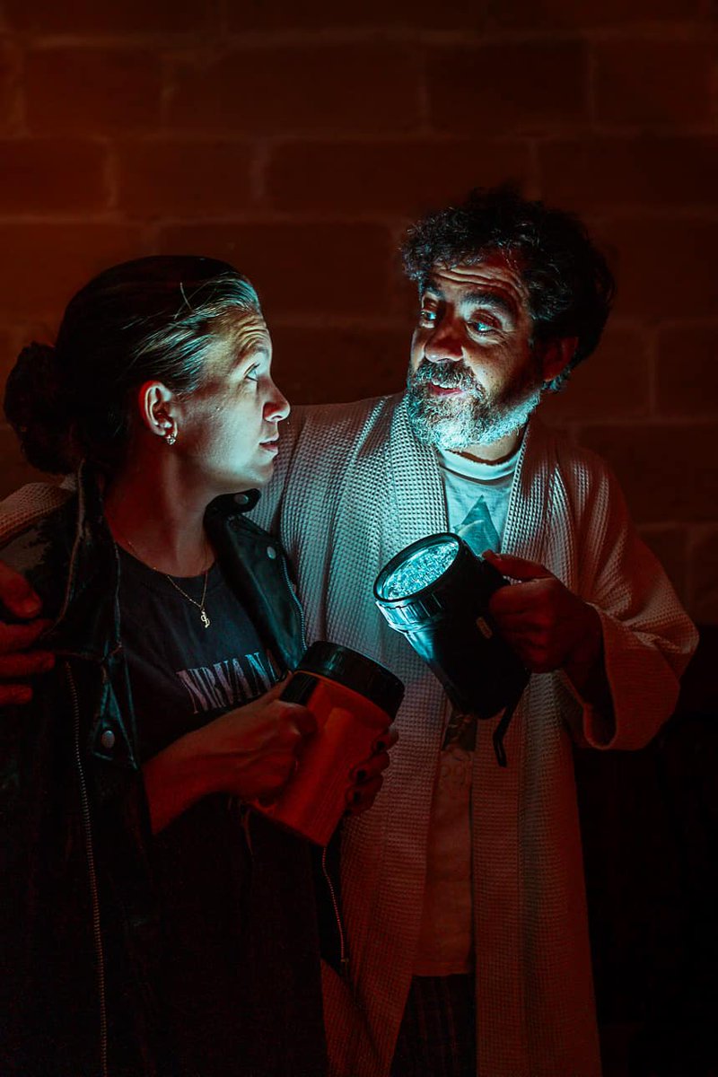 Genials Rodo Gener i Laura Andújar a ‘Bú!’, una altra peça excel·lent escrita i dirigida per Alfonso Morillas al bar Mavi L’enhorabona! Foto Teatre de Barra