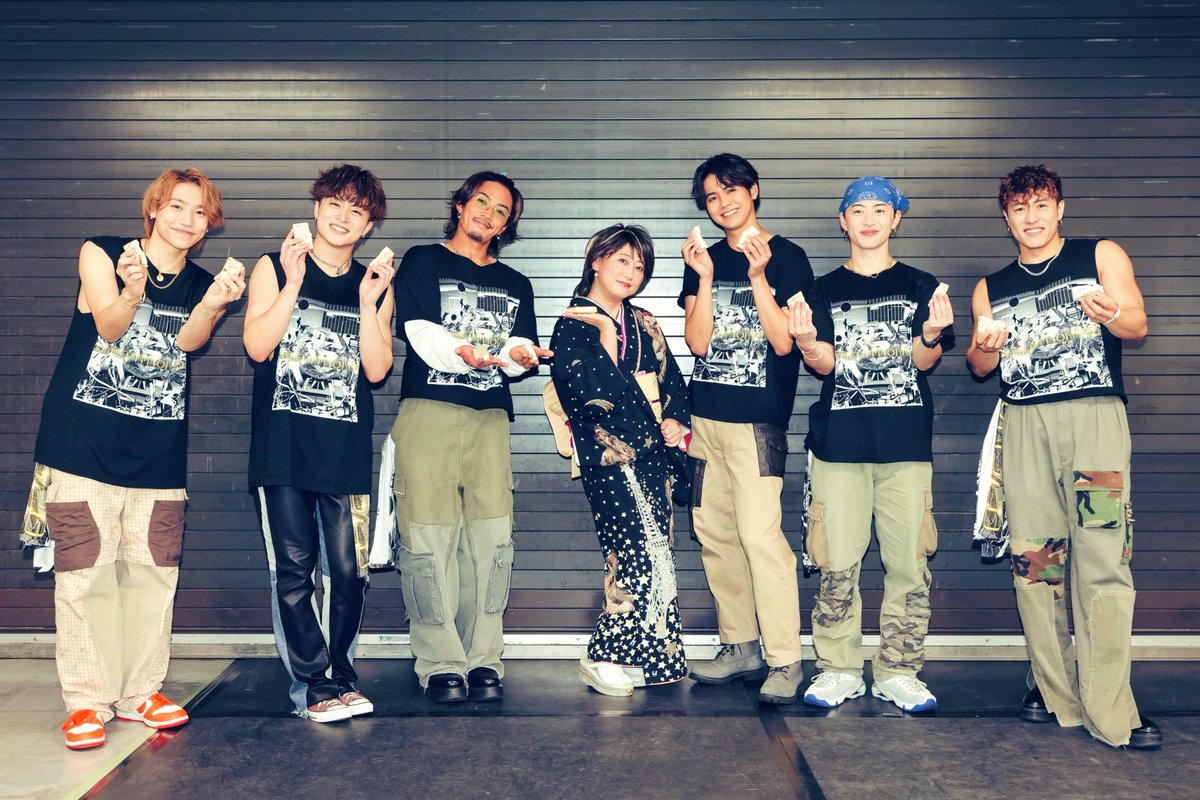 ryuto_staff's tweet photo. 龍友さんマネです😎

大阪2日目ありがとうございました！

スペシャルサポメンは…
#水谷千重子 さん🎙️✨

千重子さん50周年記念公演
明治座以来の共演！

仲良しな大先輩とのステージで
終始嬉しそうな龍友でした♪

いよいよ次回は兵庫公演！
最高のファイナルを飾ります🔥
https://t.co/uuLfZVBDaM https://t.co/JhEERmE2xS