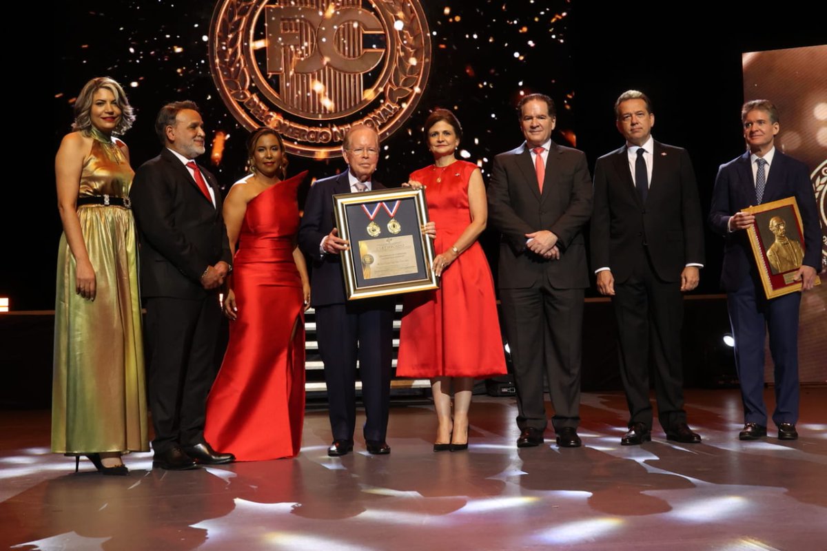 ElDia_do's tweet photo. Pepín Corripio es reconocido con el Premio al Compromiso y Excelencia Comercial https://t.co/2GgY98X4Bb #PeriódicoElDía #comerciantes #corripio #PepínCorripio https://t.co/nymeR1t1rg