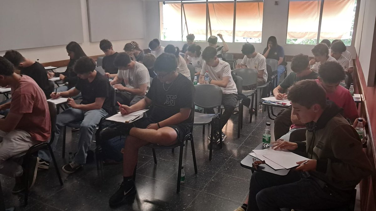 olimpiadamat_uy's tweet photo. Una final más... con los participantes ya haciendo sus pruebas, los docentes tomando seminarios y los jurados respondiendo preguntas https://t.co/9F0x31Hnd2