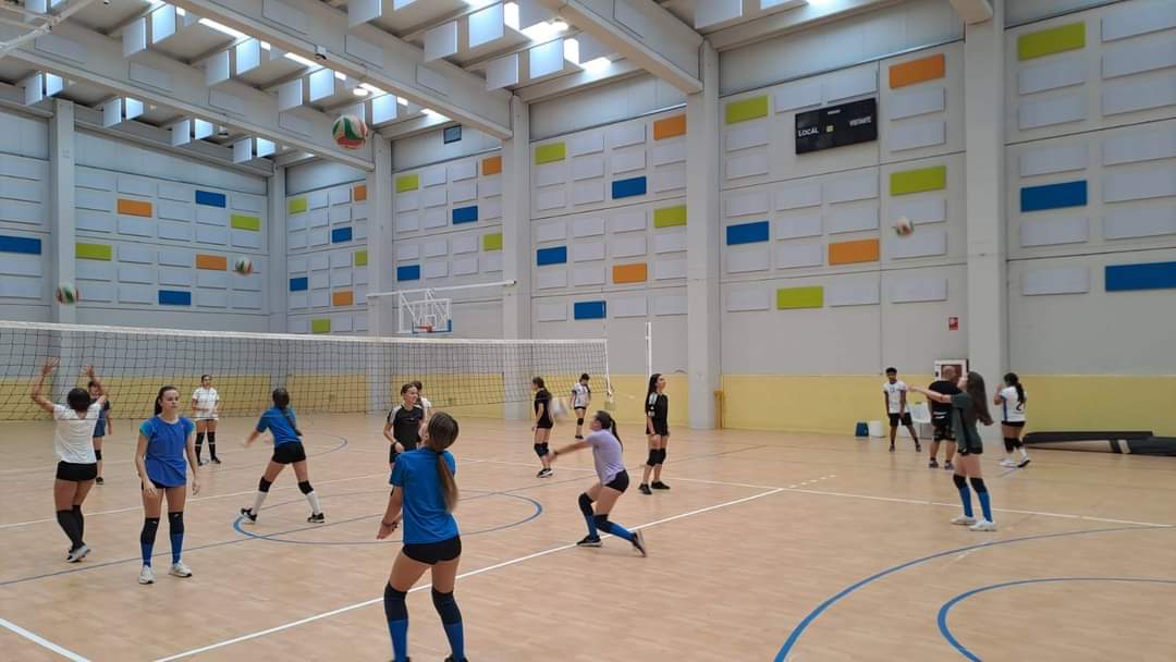 VoleyPlayAranda's tweet photo. Esta mañana en #Roa #Burgos hemos organizado un clinic de voleibol donde han asistido las jugadoras de los equipos  cadete y juvenil de voleibol femenino que participarán durante esta temporada en la liga provincial representando a Roa. https://t.co/cVedhWdPr0