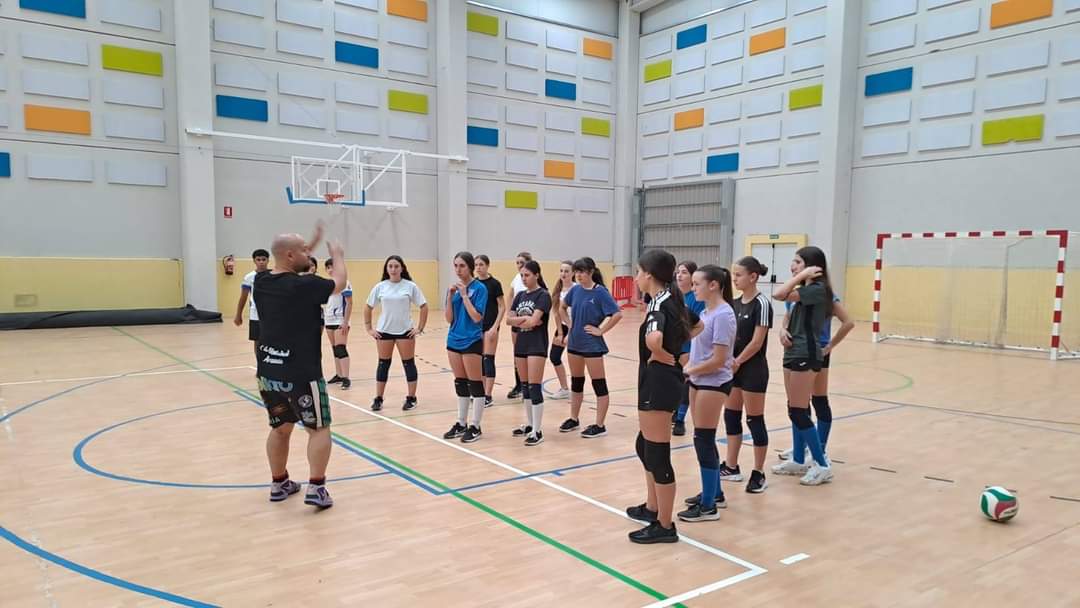 VoleyPlayAranda's tweet photo. Esta mañana en #Roa #Burgos hemos organizado un clinic de voleibol donde han asistido las jugadoras de los equipos  cadete y juvenil de voleibol femenino que participarán durante esta temporada en la liga provincial representando a Roa. https://t.co/cVedhWdPr0