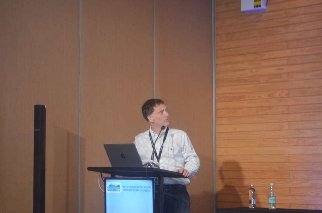 Dr. Arturo Borzutzky efectuó la presentación "Esquemas de reposición de vitamina D en pediatría: ¿cuál elegir?".

#SOCHED #Endocrinología #Diabetes #CongresoSOCHED2024