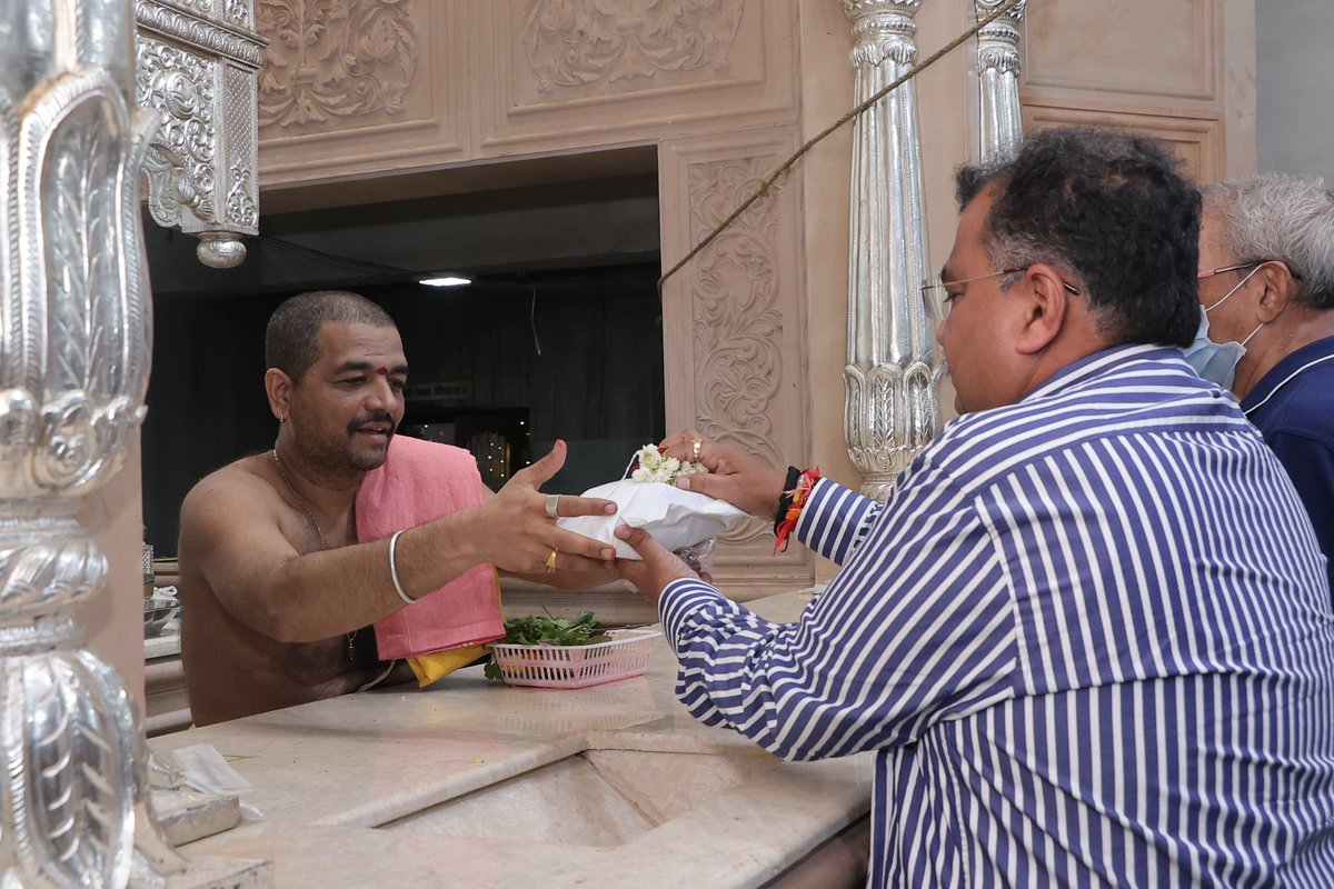 श्री गणेशाच्या आशीर्वादाने डोंबिवलीत कमळच फुलणार !  

माझ्यावर पुन्हा एकदा विश्वास दाखवत भाजपा-शिवसेना-राष्ट्रवादी काँग्रेस महायुतीचा डोंबिवली विधानसभा मतदारसंघातील अधिकृत उमेदवार म्हणून संधी देण्यात आली आहे. त्यानंतर डोंबिवलीचे ग्रामदैवत श्री गणेशाचे मनोभावे दर्शन घेतले.