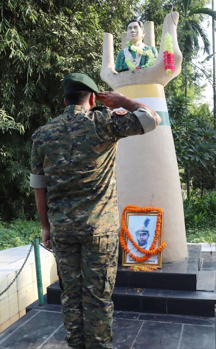 crpfindia's tweet photo. असम, ज़िला- दरंग में #CRPF ने राष्ट्र सेवा में अपने प्राणों की आहुति देने वाले अमर शहीद CT/GD शैलेन्द्र भारद्वाज की पुण्यतिथि पर उनके निवास स्थान आलाचौका में उनको श्रद्धांजलि दी।

🇮🇳#भारत_के_वीर🇮🇳 https://t.co/TggUJFwkcS
