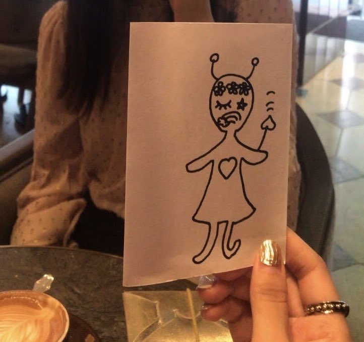 suzuka_fz1124's tweet photo. 昔に地元の友達に、イラスト描いて〜ケータイに入れる〜！！♡♡って言われて描いた絵。
ケータイに入れるどころか、お店に置いて帰ろうとしてた。 https://t.co/lET3eBtp73