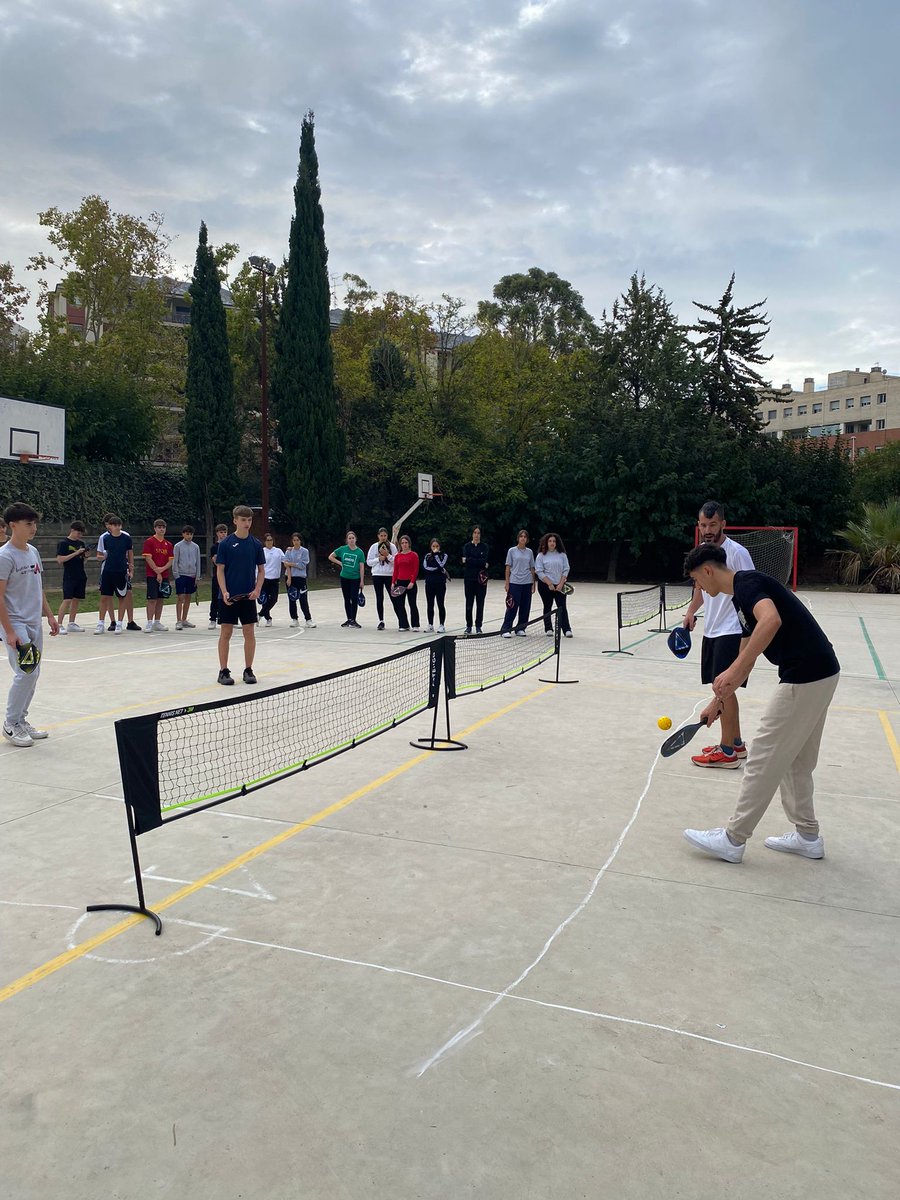 ins_alt's tweet photo. El dimecres passat, l'alumnat de 1r de batxillerat va fer un taller de pickleball🥎 a Educació Física, de la mà de Pickleball Penedès Garraf . Ens ho vam passar molt bé!🤩  #insalt #pickleball https://t.co/MQQ4e72DXp