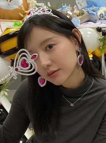 김지원 1년 사이에 공주님세트 풀착한거 
욀케 귀엽고 웃기지 진짜 “여왕”이 되심 👑

2023.ver                                  2024.ver