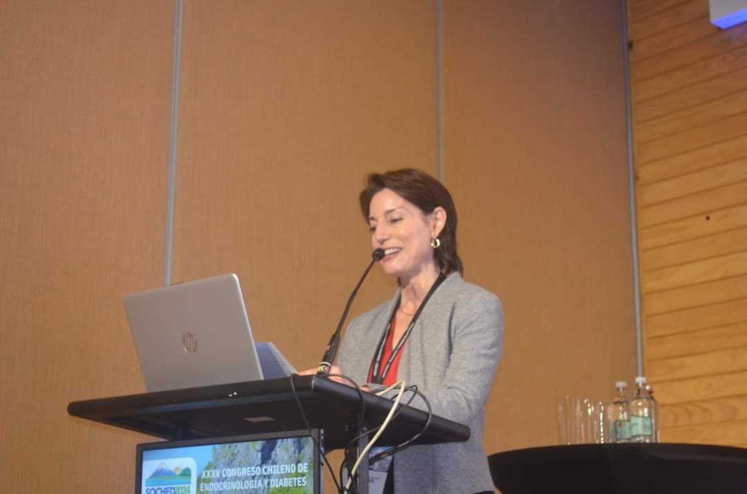 La Dra. Amanda Ladrón de Guevara, Secretaria Ejecutiva del XXXV Congreso Chileno de Endocrinología y Diabetes, efectuó palabras de agradecimiento a quienes la apoyaron en el arduo trabajo de la organización de este gran evento de SOCHED.

#SOCHED #Endocrinología #Diabetes