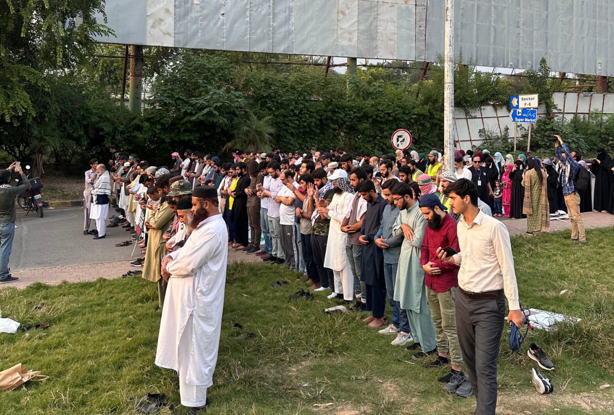 SenatorMushtaq's tweet photo. یحیی سنوار کی غائبانہ نمازِجنازہ نیشنل پریس کلب اسلام آباد کے سامنے ادا کر دیا گیا۔ مسلم حکمران/جرنیل فلسطین، غزہ کے لیے اٹھیں۔ شہادتوں اور قربانیوں سے جہاد و مزاحمت اور طاقتور/توانا ہو گی۔ان شاءاللہ۔
#يحيى_السنوار 
#يحي_السنوار 
#يحيى_السنوار_شهيد 
#يحيى_السنوار_شهيد_الامة 
@GovtofPakistan 
@OfficialDGISPR