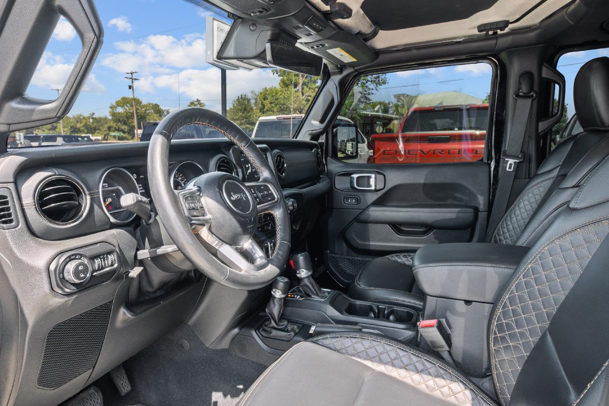 hallchevygmc's tweet photo. 👀If you’re craving adventure, this 2021 Jeep Gladiator is built to conquer any trail! With off-road capability, it’s ready for wherever the road—or dirt—takes you.🌄

🌐 https://t.co/07zLOcEeCY

#2021JeepGladiator #OffRoadReady #HallChevroletGMC #AdventureAwaits #JeepLife https://t.co/IVe0KXON2y