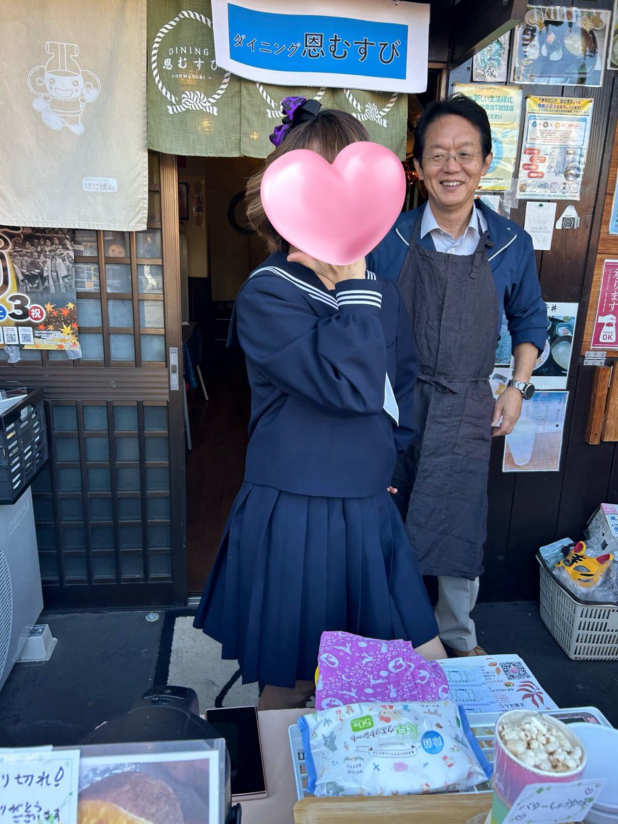 CerejeiraMbpw's tweet photo. 今日の祭り巡りもこれで最後。
KさんもOさんも、どいてくれない訳だ…。
らくがきせんべいは大盛況🍘
サンバ隊の盛大なフィナーレ🇧🇷🪽🥁
#gogohalloween #本庄市 #ハロウィン #恩むすび #サンバ https://t.co/crcxlvC6We