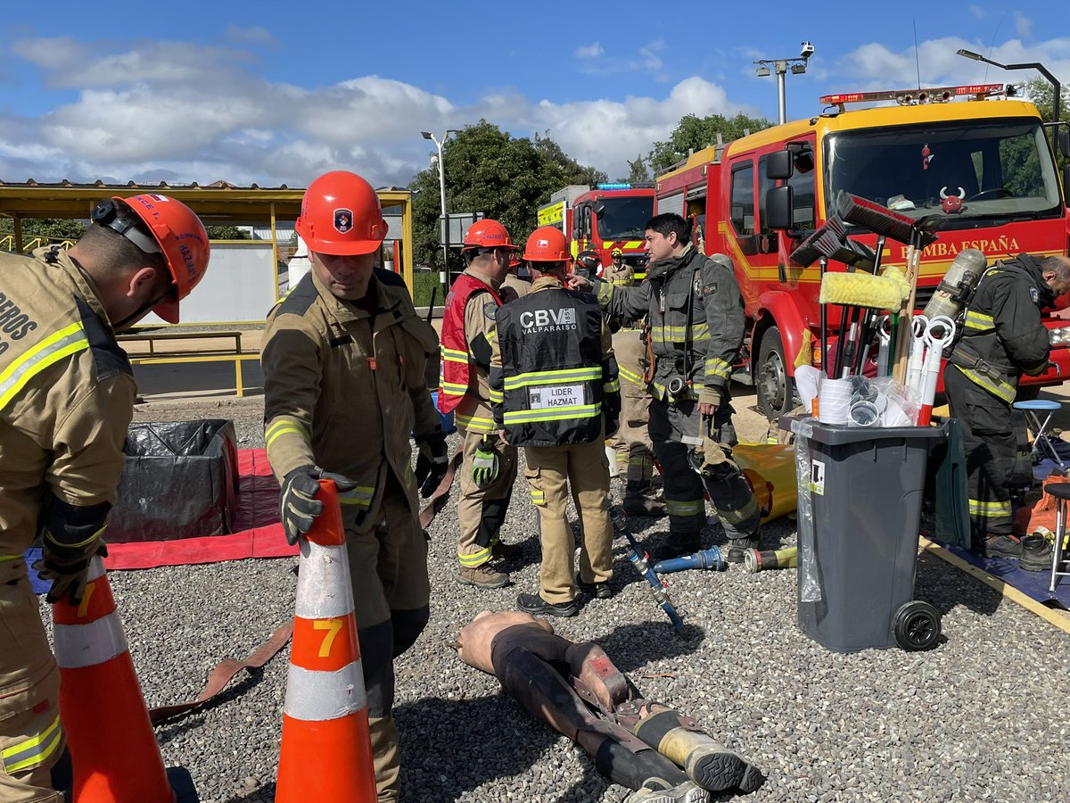 SNOBomberos's tweet photo. #AcreditaciónHazmat con el simulacro de un incidente con materiales peligrosos se desarrolló el ejercicio de acreditación HazMat @CBV1851 https://t.co/Sro4daLT4f