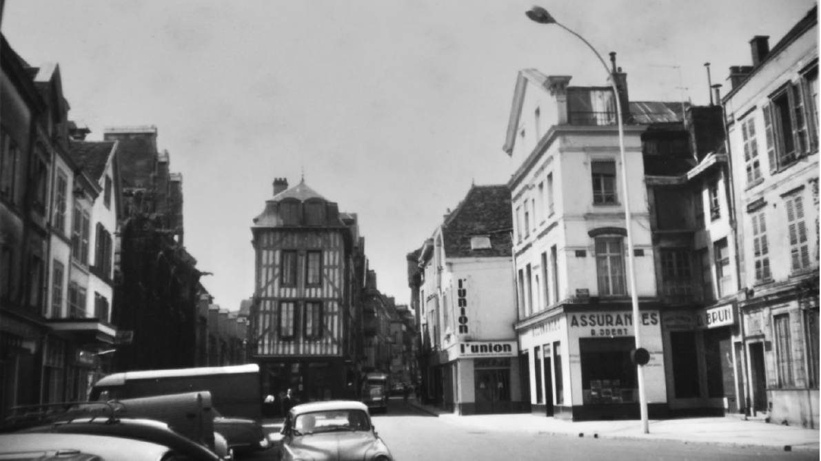lesteclair's tweet photo. 1964, Troyes avant sa métamorphose https://t.co/owbQBD9qNZ https://t.co/br7yIw21Pc