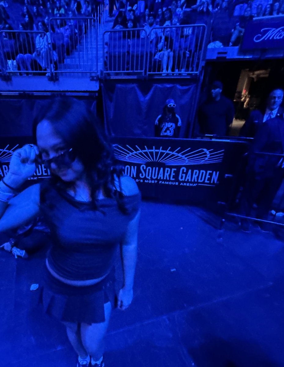 billie standing behind us at msg for a good 30 minutes bye