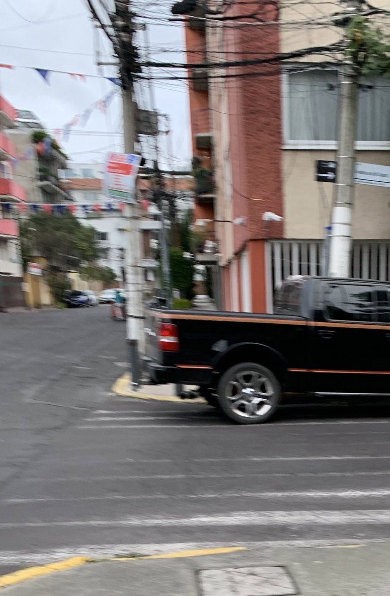 Buenos días <a href="/UCS_GCDMX/">Unidad de Contacto del Secretario SSC CDMX</a> se solicita imponer multa y retirar camioneta estacionada sobre paso peatonal en Andrea Del Sarto esquina greco, col Mixcoac en Alcaldía Benito Juárez