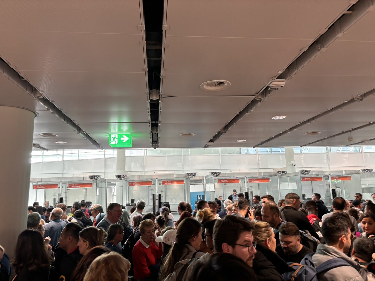 cathymh1's tweet photo. Absolute carnage at Munich Airport @MUC_Airport  - huge queues at passport control, zero staff managing the situation. When I asked a staff member to step in and help he said “it’s not my problem” despite the fact that people are pushing and fighting. Disgraceful. https://t.co/dZgeonpYAX