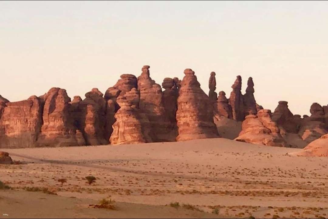 Escapes_haven's tweet photo. Half-Day Hegra Experience in #AlUla #saudiarabia 
Visit Hegra, Saudi Arabia's first UNESCO WORLD Heritage site and the largest preserve site of the Nabataean civilization South of Petra.
Home to more than 110 tombs carved from giant rock formations. 
https://t.co/5ef0kMw3xx https://t.co/GEVsENc1O0