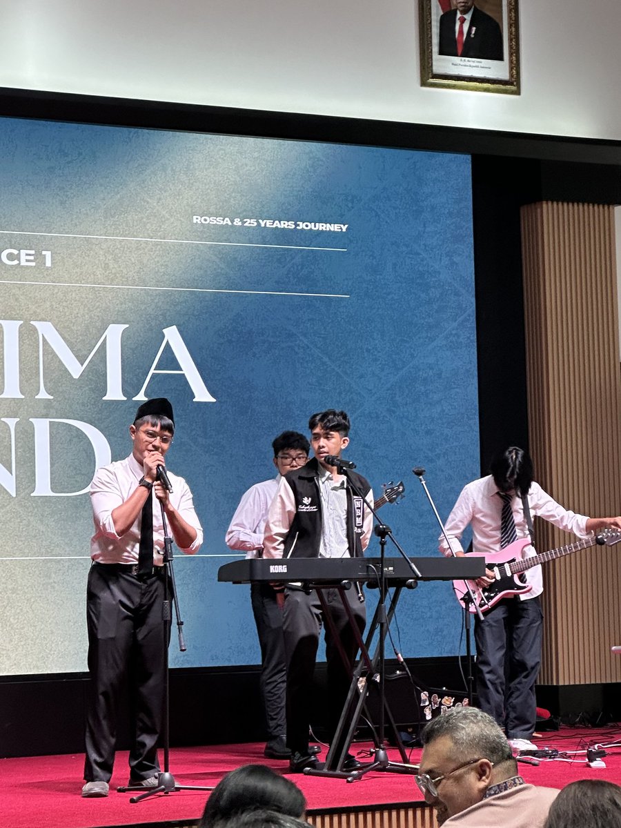 Myoongita93's tweet image. Untuk Jam5 juga. Kalian keren banget di KBRI🔥🔥 Dengan dc tes cpns itu aura bintangnya aur auran. Bangga banget sama Jam5 semoga sukses terus ya tsay #Jam5band #panglima