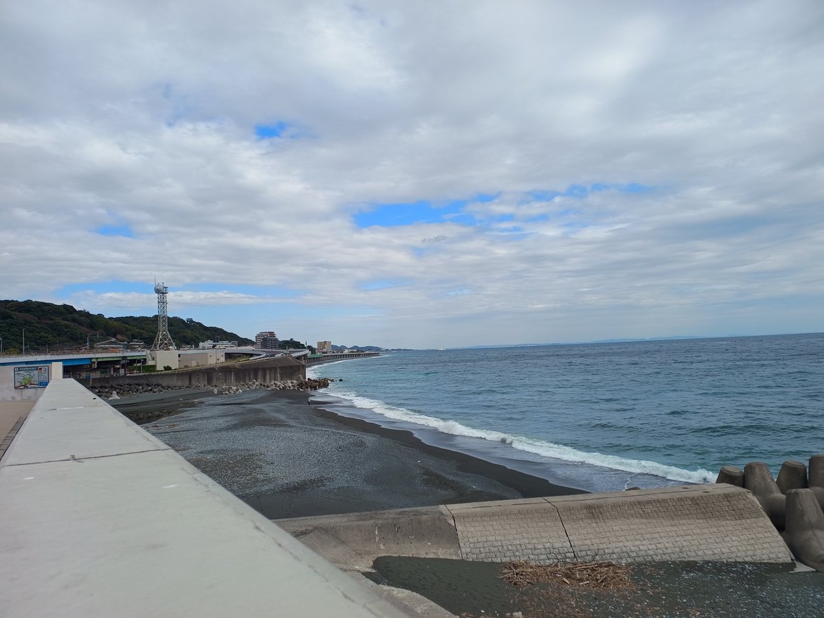 funkyebizou's tweet photo. 今日はお誕生日で熱海で温泉♨️三昧です。江ノ島越えて西湘バイパス越えて。 https://t.co/uezTxWyImM