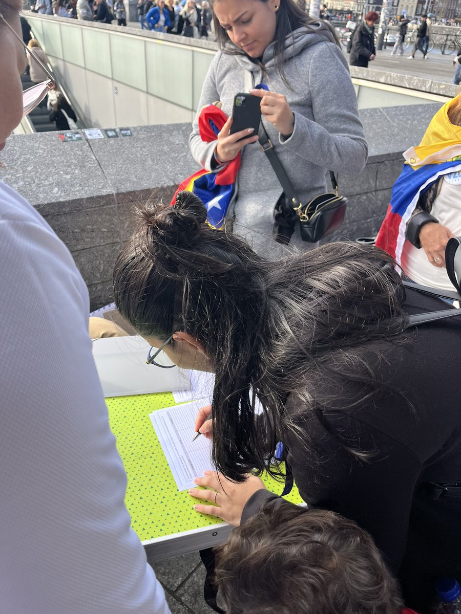 VeneVluchteling's tweet photo. 📢🪧🇻🇪 From the city of Amsterdam, we as refugees and exiled activists are present at the demonstration organized by @ConVzlaComando with the intention of making visible the detention of more than 70 minors in Venezuela as a result of the post-electoral situation. 

𝐓𝐡𝐞𝐲 𝐚𝐫𝐞 𝐧𝐨𝐭 𝐜𝐫𝐢𝐦𝐢𝐧𝐚𝐥𝐬, 𝐭𝐡𝐞𝐲 𝐚𝐫𝐞 𝐜𝐡𝐢𝐥𝐝𝐫𝐞𝐧!

Additionally, we signed a petition addressed to @UNICEF which will be delivered tomorrow. 

We reaffirm our legitimate commitment. We will not rest until we see freedom for Venezuela!

#MaduroSecuestraNiños #madurokidnapschildren #FreeVzla #VenezuelaLibre #Venezuela #Nederland #Amsterdam