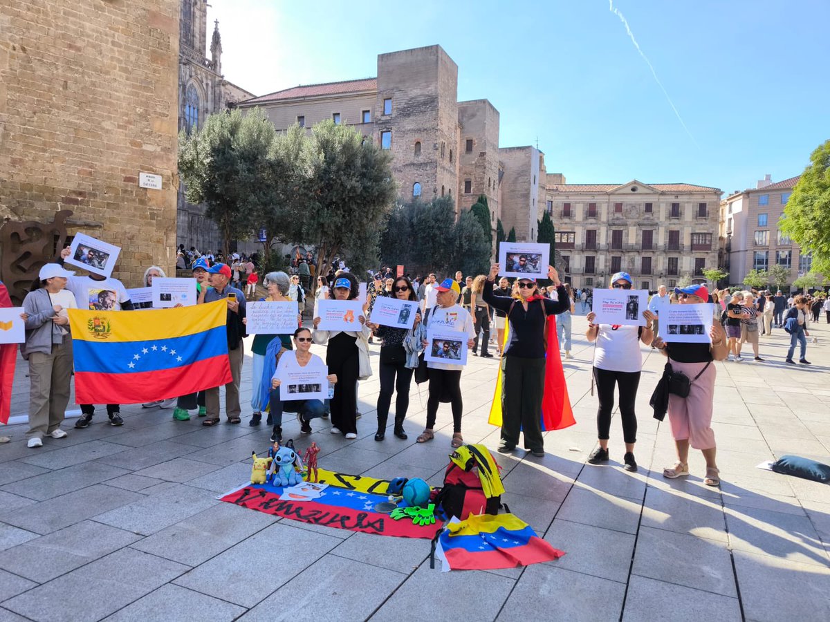 MundoConVzla's tweet photo. ¡Pretenden arrebatarnos el futuro de Venezuela!

Hay 70 niños detenidos por exigir educación y libertad.

Cada vida es valiosa para reconstrucción de Venezuela 🇻🇪 

#MaduroSecuestraNiños 

📍Barcelona, España 🇪🇸 https://t.co/6Emf6xVNGp