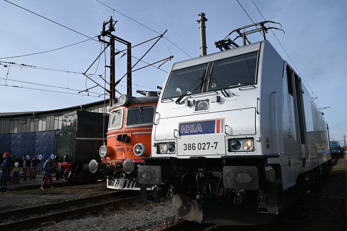 Den železnice v České Třebové se vydařil. Počasí super a mnoho zájemců o železnici. Byli jsme tam i s naší 386 027.