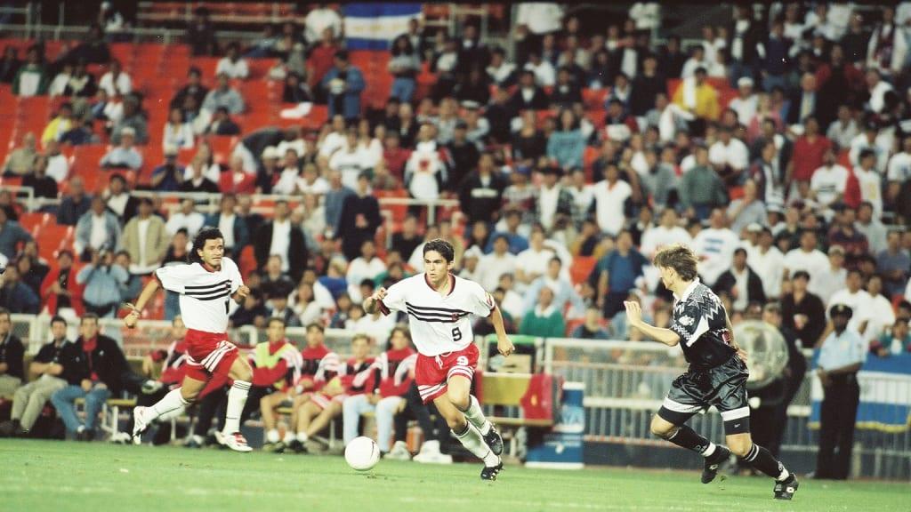 mlsmagita's tweet image. Ricordiamo la prima epica finale della MLS Cup del 1996: DC United e LA Galaxy si sfidano sotto una tempesta a Foxborough. Un campo inzuppato, passione sfrenata e l&apos;inizio di una nuova era per il calcio negli USA. #MLS #FirstFinal #SoccerHistory