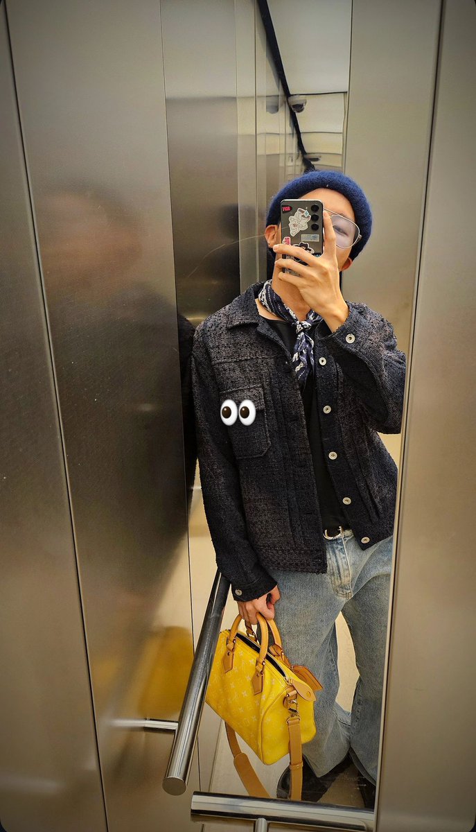 you just know hobi has been planning his first post enlistment fit check for days. the nice varied blue tones. the gay little scarf. the contrasting yellow handbag. hat that makes his ears go all elfin. i have missed you most dearly