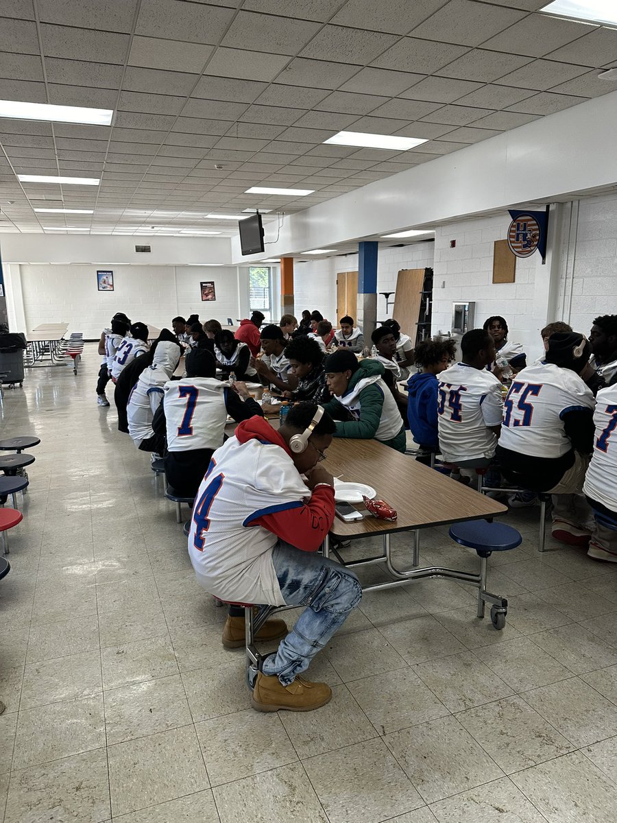🏈✨ We would like to send a huge thank you to the Alpha Kappa Alpha Sorority for providing our pre game meal for our Varsity Football teams. Thank you for your kindness and commitment! 🏈✨
