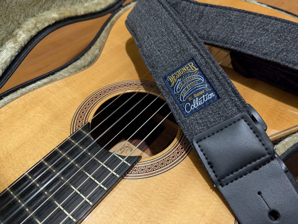 hs_solo_guitar's tweet photo. 首とお尻にピアス。

クラシックギターですが、これで立奏も可能。

あと必要なのは、演奏の予定です(笑)。

#ギター #guitar #クラシックギター #classicguitar #classicalguitar #nylonstringguitar #ヤイリ #ヤイリギター #yairi #yairiguitar #kyairi #kyairiguitars https://t.co/9JnXc6E1E8