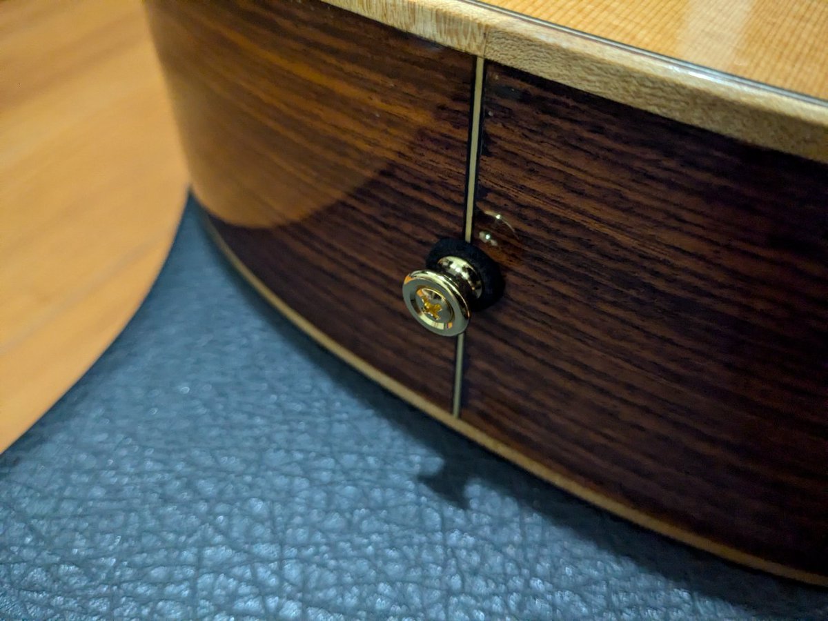hs_solo_guitar's tweet photo. 首とお尻にピアス。

クラシックギターですが、これで立奏も可能。

あと必要なのは、演奏の予定です(笑)。

#ギター #guitar #クラシックギター #classicguitar #classicalguitar #nylonstringguitar #ヤイリ #ヤイリギター #yairi #yairiguitar #kyairi #kyairiguitars https://t.co/9JnXc6E1E8