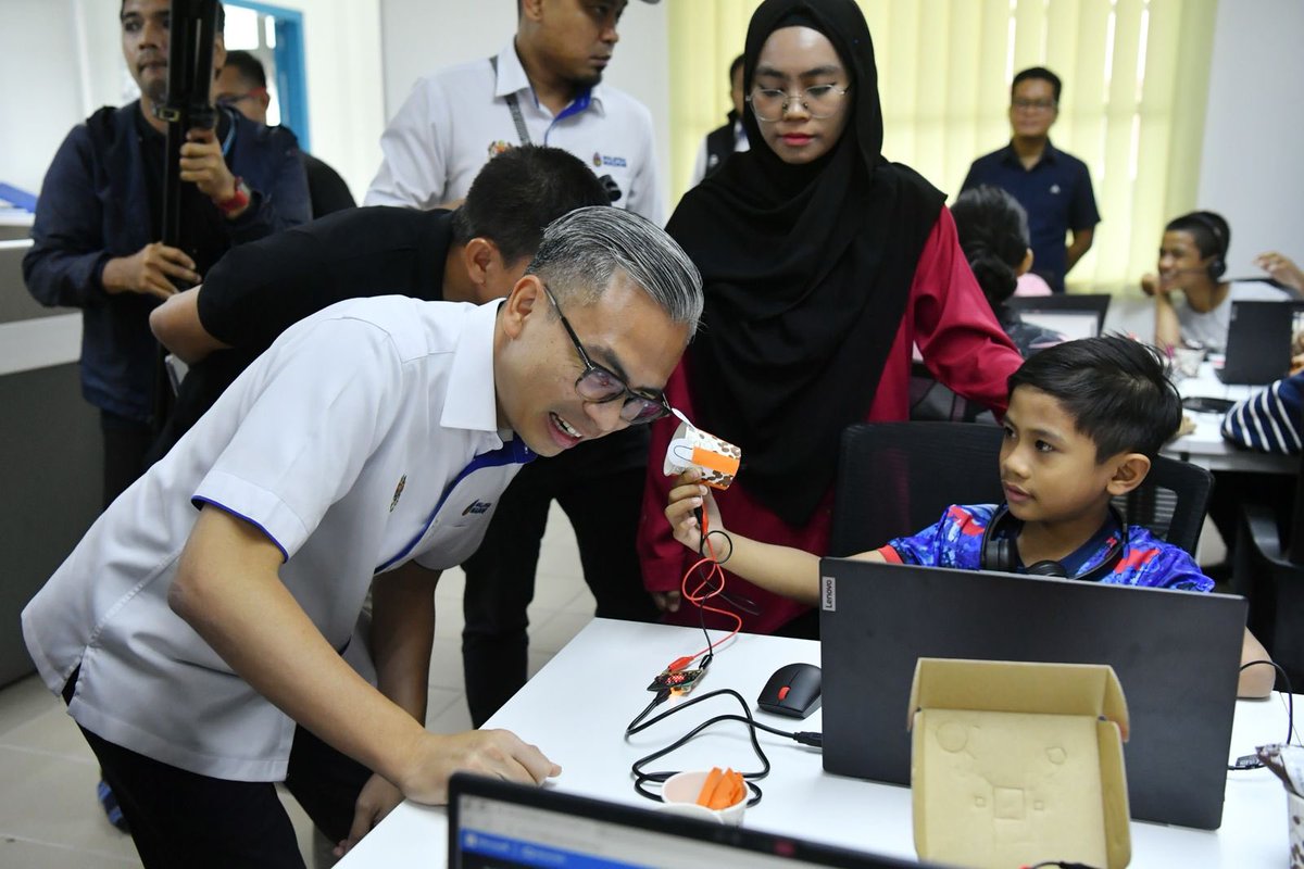 fahmi_fadzil's tweet photo. Sempena lawatan kerja dua hari ke Sabah, saya meluangkan masa melawat Pusat Sebaran Maklumat Nasional (NADI) di Kampung Warisan Menggatal, Kota Kinabalu yang akan beroperasi sepenuhnya pada 24 Oktober ini.

Secara keseluruhannya, ada 115 NADI di negeri Sabah.

Selain itu, sempat juga meninjau status terkini menara telekomunikasi di Kg. Logub, Tuaran. 

Capaian internet yang memanfaatkan 643 warga kampung tersebut telah mencapai kelajuan sehingga 215 Mbps. 

Sebanyak 400 menara telekomunikasi dirancangkan di bawah Pelan Jalinan Digital Negara (JENDELA) Sabah.

203 daripadanya telah pun beroperasi.

Kementerian Komunikasi akan terus memberi keutamaan terhadap penyelesaian masalah kesalinghubungan di kawasan luar bandar. 

Usaha ini seiring dengan penekanan yang dibuat oleh Perdana Menteri, Dato' Seri @anwaribrahim ketika membentangkan Belanjawan 2025 iaitu memastikan kawasan terpencil tidak tercicir daripada arus digital.