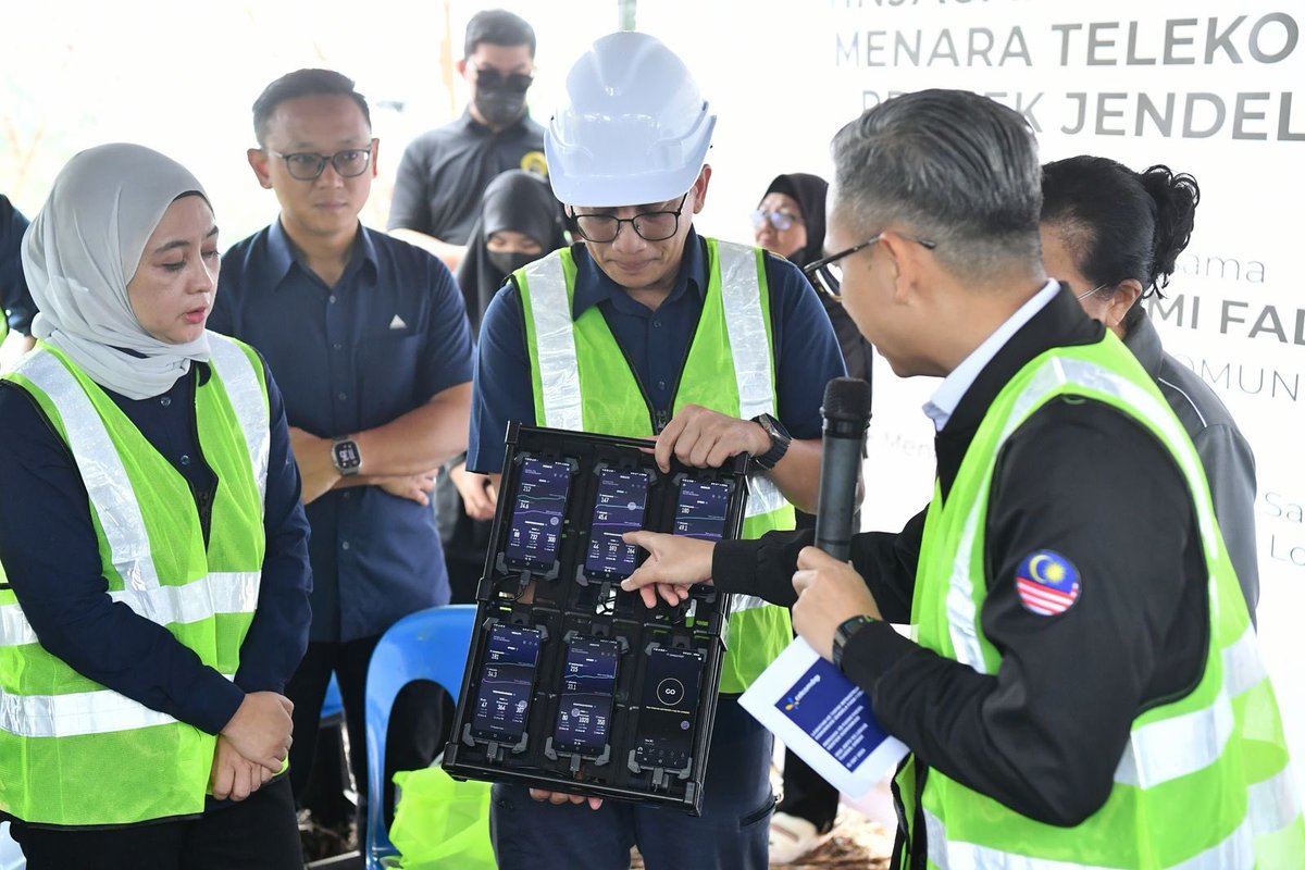 fahmi_fadzil's tweet photo. Sempena lawatan kerja dua hari ke Sabah, saya meluangkan masa melawat Pusat Sebaran Maklumat Nasional (NADI) di Kampung Warisan Menggatal, Kota Kinabalu yang akan beroperasi sepenuhnya pada 24 Oktober ini.

Secara keseluruhannya, ada 115 NADI di negeri Sabah.

Selain itu, sempat juga meninjau status terkini menara telekomunikasi di Kg. Logub, Tuaran. 

Capaian internet yang memanfaatkan 643 warga kampung tersebut telah mencapai kelajuan sehingga 215 Mbps. 

Sebanyak 400 menara telekomunikasi dirancangkan di bawah Pelan Jalinan Digital Negara (JENDELA) Sabah.

203 daripadanya telah pun beroperasi.

Kementerian Komunikasi akan terus memberi keutamaan terhadap penyelesaian masalah kesalinghubungan di kawasan luar bandar. 

Usaha ini seiring dengan penekanan yang dibuat oleh Perdana Menteri, Dato' Seri @anwaribrahim ketika membentangkan Belanjawan 2025 iaitu memastikan kawasan terpencil tidak tercicir daripada arus digital.
