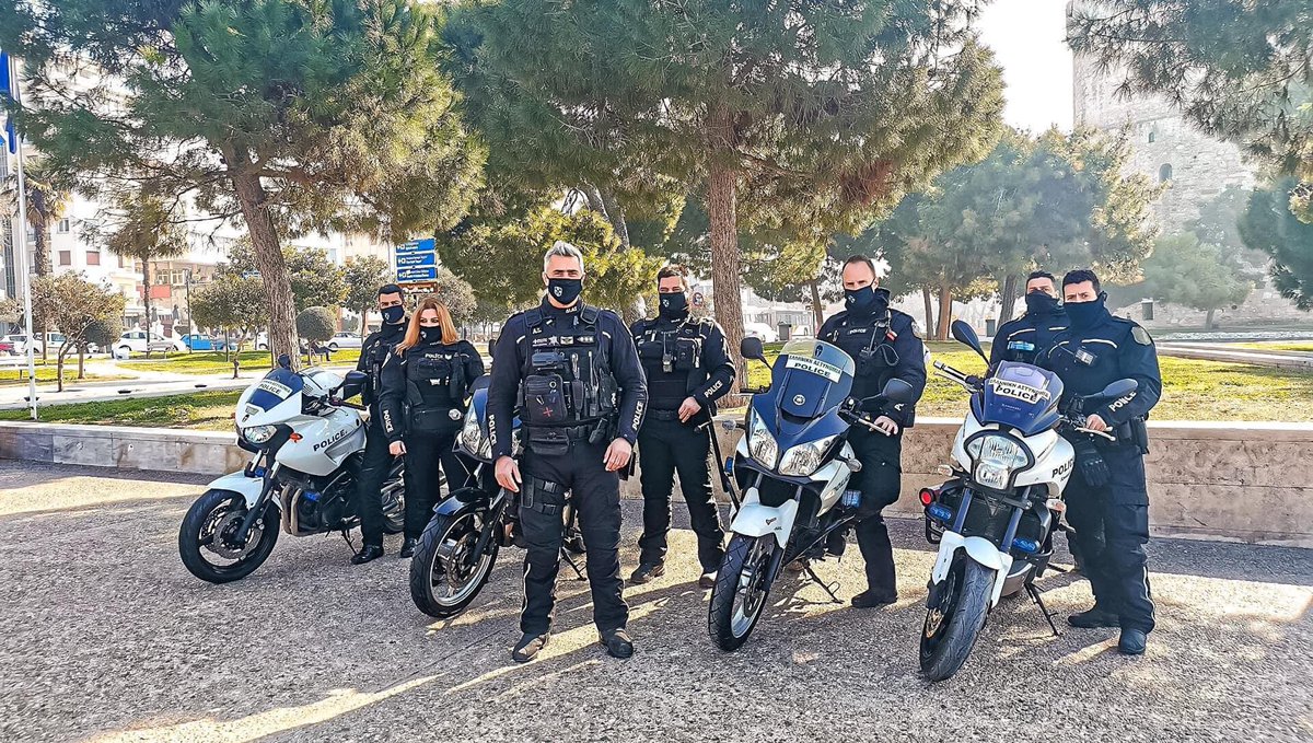 SofianouKsenia's tweet image. Οι αστυνομικοί, αυτοί οι ήρωες της διπλανής πόρτας, που καθημερινά παίζουν την ζωή τους κορώνα γράμματα για ελάχιστα χρήματα, ώστε να είμαστε όλοι ασφαλείς γιορτάζουν σήμερα.
Χρόνια πολλά στους ανθρώπους της Ελληνικής Αστυνομίας.
Είμαστε πάντα δίπλα τους κ περήφανοι για αυτούς.