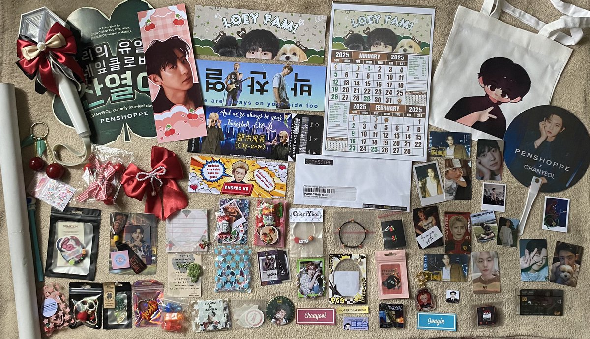 notyourkathhh's tweet photo. Thank you so much to everyone that gave me freebies yesterday! I appreciate you guys! Sobrang ganda ng mga bigay niyo 🥹💗 

Kaya daw ako pinapayagan manood ng concert dahil marami akong inuuwing freebies 😭 https://t.co/28meRXaFxj