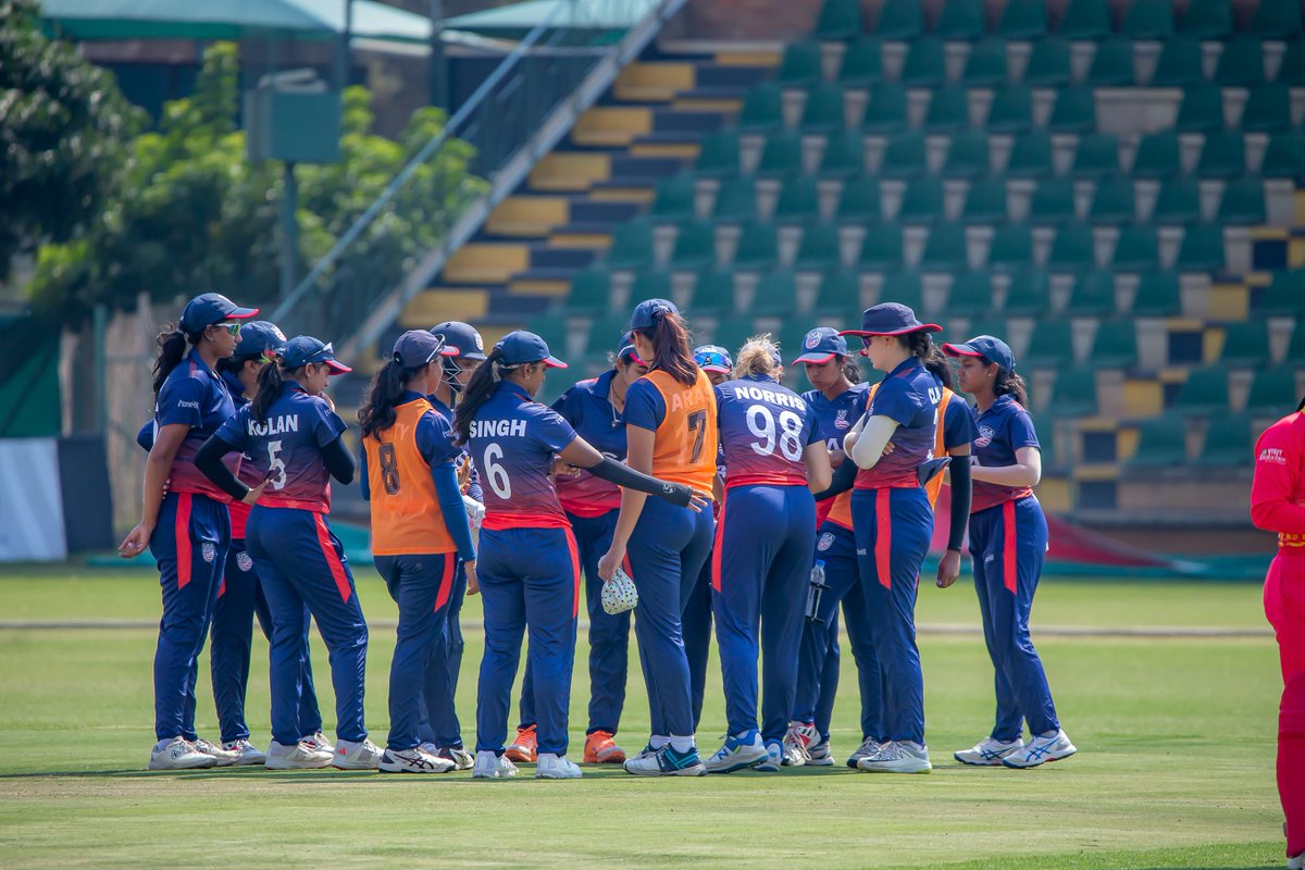 zimbabwewomen's tweet photo. #2ndWODI | CHASE 

After 40 overs, Zimbabwe are 1️⃣9️⃣5️⃣➖️3️⃣.
Target 2️⃣4️⃣9️⃣

(Beloved Biza 40*, Ashley Ndiraya 4*)

Live streaming ⬇️ https://t.co/DYLlep5qtk

#ZIMWvUSAW | #WeMeanCricket https://t.co/j0j6jBGcrZ