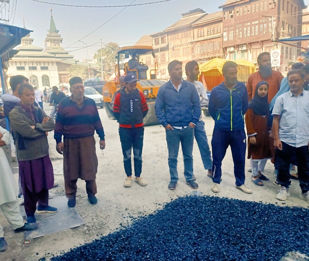 mla_khanyar's tweet photo. With immediate intervention of Hon'ble MLA Khanyar @AliMSagar_, macadamisation/patch work in various areas of Khanyar is in progress. Coordinator Khanyar @abidwani_ supervised the process as a representative from the office of MLA Khanyar. https://t.co/cp0kgAiFPo
