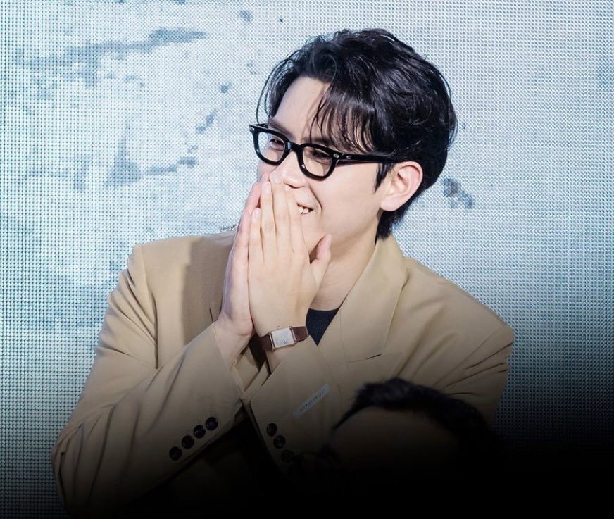 <a href="/wrnyou/">daisy</a> @RPLTAEYONGS <a href="/tallk2echoes/">BasJiLi love Whispers</a> Dirinya tertawa iseng dan menyambung, “hehehe maaf ya bikin nunggu lama. Tapi dengan sedikit waktu ini lagi, kami, Echoes, mau kasih hadiah kecil buat kalian. Gak seberapa tapi semoga tambah kenangan kita di akhir cerita kita ini ya?” Dirinya segera mempersiapkan sesuatu,