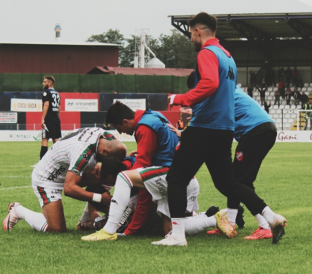 - Bursaspor berabere kaldı. 
- Karşıyaka 90'da attı. 
- TFF 3. Lig 1. Grup'ta lider Karşıyaka