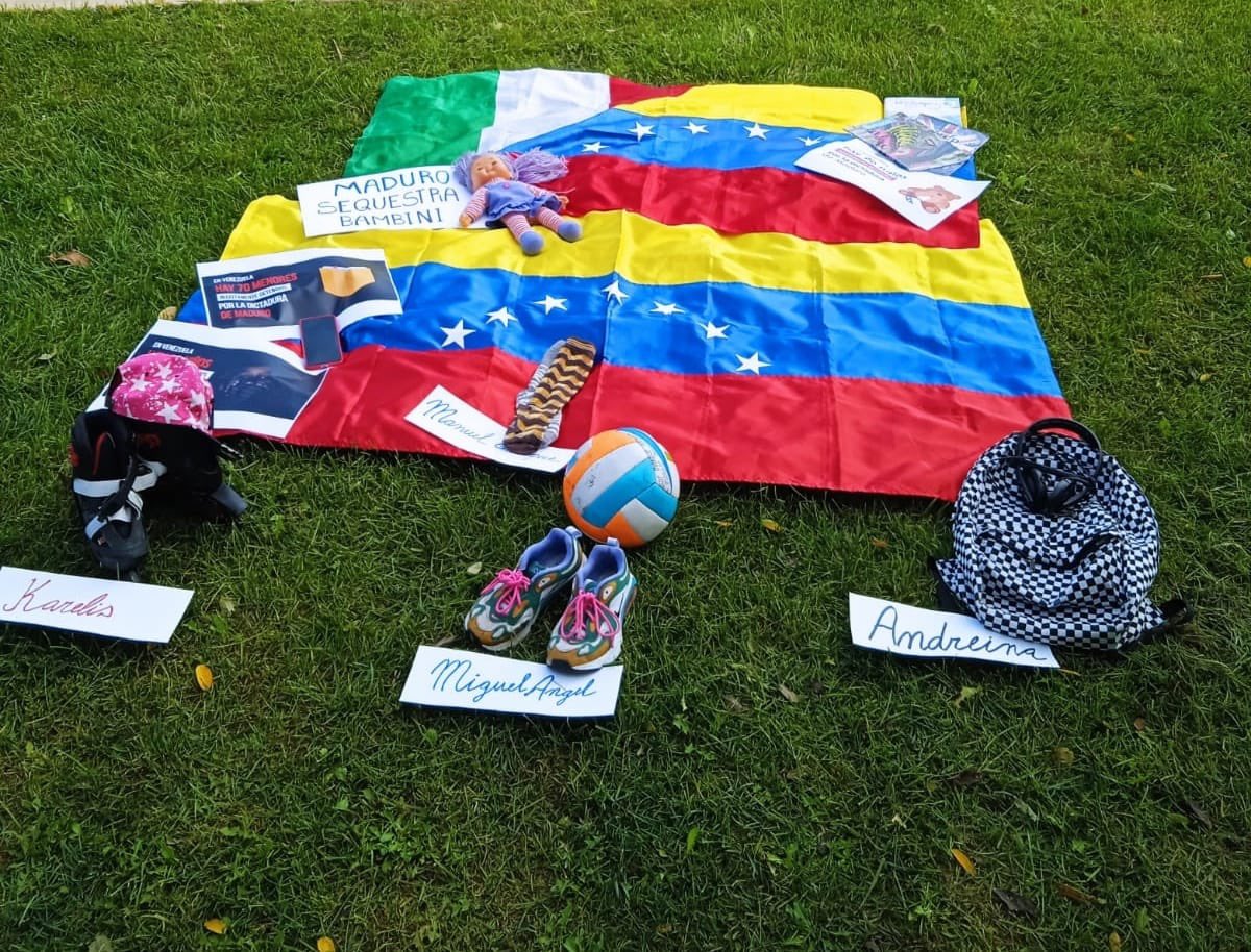 MundoConVzla's tweet photo. ¡Injustamente detenidos!

Desde 📍 Montesilvano, Italia 🇮🇹.

#MaduroSecuestraNiños https://t.co/t0OuiU6pmY