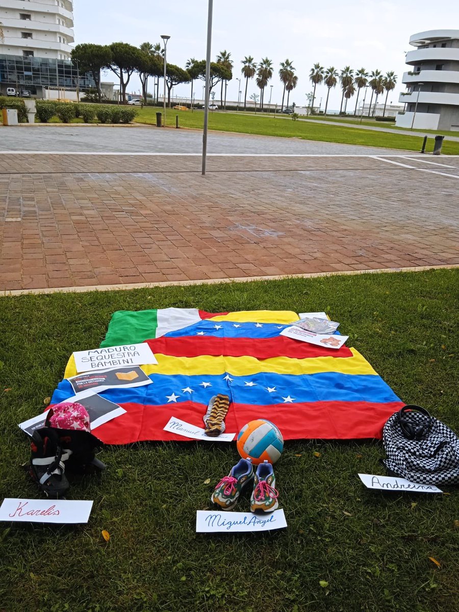 MundoConVzla's tweet photo. ¡Injustamente detenidos!

Desde 📍 Montesilvano, Italia 🇮🇹.

#MaduroSecuestraNiños https://t.co/t0OuiU6pmY