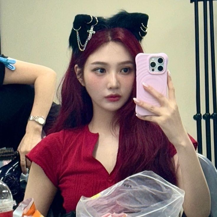 joyxgallery's tweet photo. red hair belongs to her https://t.co/wUXiYUhlSr