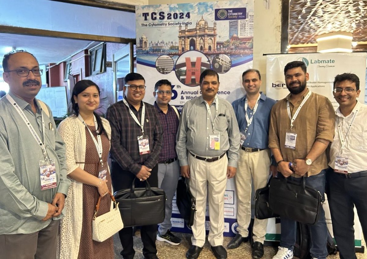 _DrAkshaya's tweet photo. "Mini reunion of TMC Kolkata”capturing a special group photo with our mentor, Dr. (Col) DK Mishra, at the TCS conference. #FlowTCS2024 
⁦@asishdoct⁩ https://t.co/RQ2PK8b1Tu