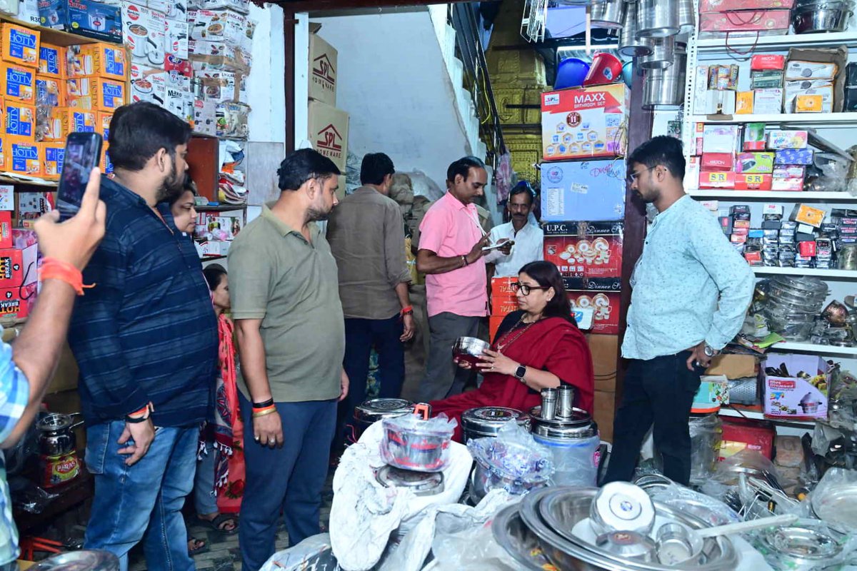 AbhilashaBJP's tweet photo. दीपावली पर्व के पूर्व आज चौक और कटरा में अपने व्यापारीयों के बीच जाकर खरीदारी किया। स्थानीय व्यापारियों से खरीदारी को प्राथमिकता दे। वोकल फॉर लोकल
#vocalforlocal #vocalforlocalindia #vocalforhandmade #vocalforlocalbharat https://t.co/nkmLV57GTX