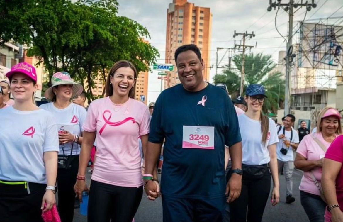 vanessalinaresh's tweet photo. Hoy, un año más, Maracaibo se viste de rosa. 

Son 24 años donde la marea rosa reboza las calles de nuestra ciudad, llenándola de solidaridad, esperanza y unión. 

Este año, por circunstancias que son del conocimiento de todos, no podemos formar parte,  pero estoy segura qué Rafael un hombre solidario, las tiene en su pensamiento. 
Y aunque cada dirección de nuestra @mcboalcaldia estuvo presente en cada punto, brindado apoyo como enseñaste, ¡No hay normalidad sin ti! 

Maracaibo te extraña, hace falta tu energía y dedicación en cada rincón de esta ciudad. 

Sé que pronto estaremos con nuestra gente, apoyando desde cualquier espacio, como siempre lo hemos hecho, con el mismo compromiso de seguir construyendo un futuro mejor. 

La fe nos guía, y sabemos que Dios no se muda. Él tiene un plan perfecto para nosotros.

¡Dios bendice a Maracaibo y cada una de sus guerreras!
