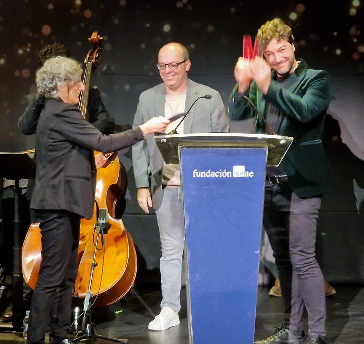 Qué feliz de recibir el Premio <a href="/MusimagenAV/">Musimagen</a> 2024 por la banda sonora de “Laura y sus misterios” junto a mi querido y admirado <a href="/ipalomaresmusic/">Iván palomares</a>